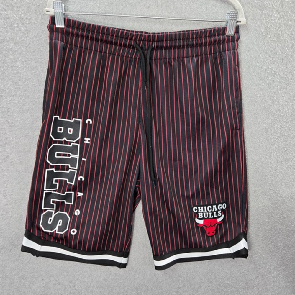 Chicago Bulls Men Activewear Shorts Medium‎ Black Basketball Logo UNK